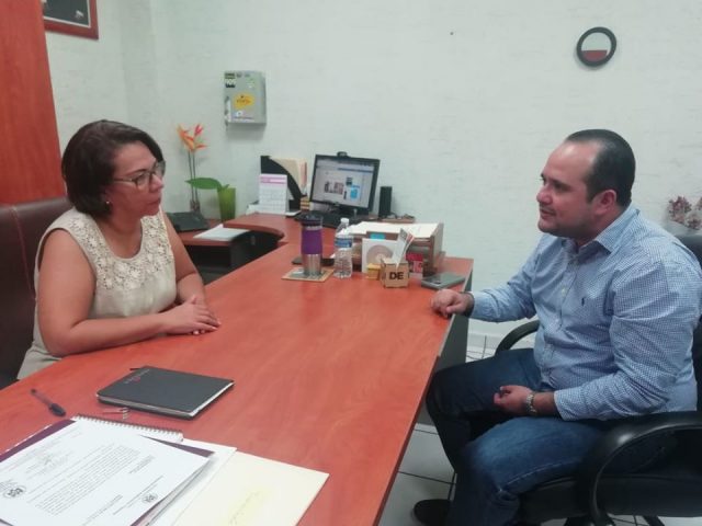 Comisionado presidente de Infocol se reúne con la directora de Universo 94.9fm