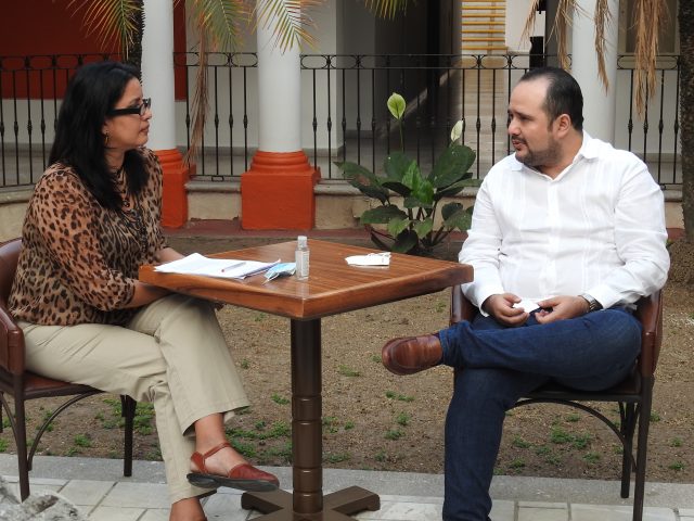 Entrevista de la periodista Patricia González al comisionado presidente de Infocol Christian Velasco Milanés.
