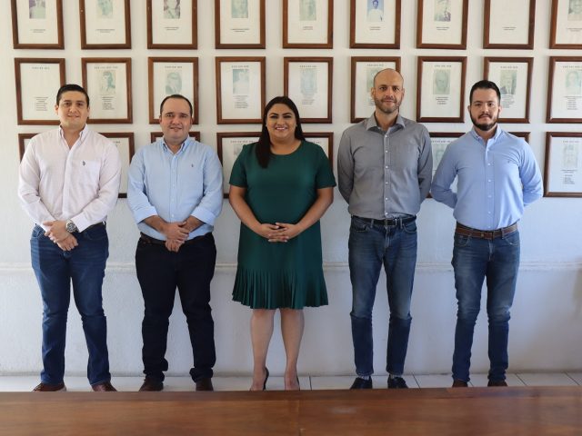 COMISIONADOS DE INFOCOL REALIZAN UNA VISITA DE CORTESÍA A LA ALCADESA DE CUAUTHEMOC